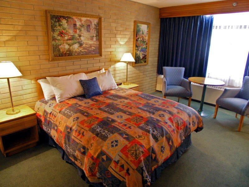 Best Western Cedar Park Inn Edmonton Room photo